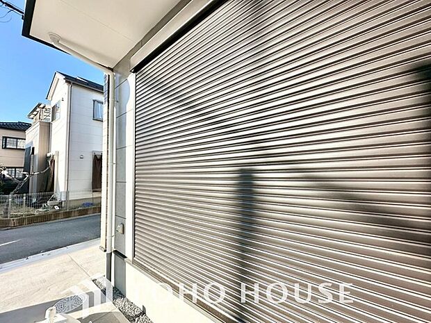 戸建にも防犯機能のシャッターを完備しております。寒い冬でも中から開閉が可能ですのでラクラクな所も便利です。