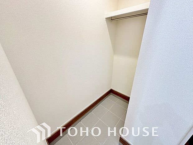 シューズインクローク。土足のまま入れるので、ゴルフバックやお子様のスポーツ用品などをそのまま収納。