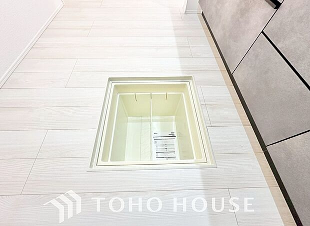 キッチン下部に設けた床下収納。缶詰のストックや非常食、梅酒や味噌などの保存食入れとして利用可です。