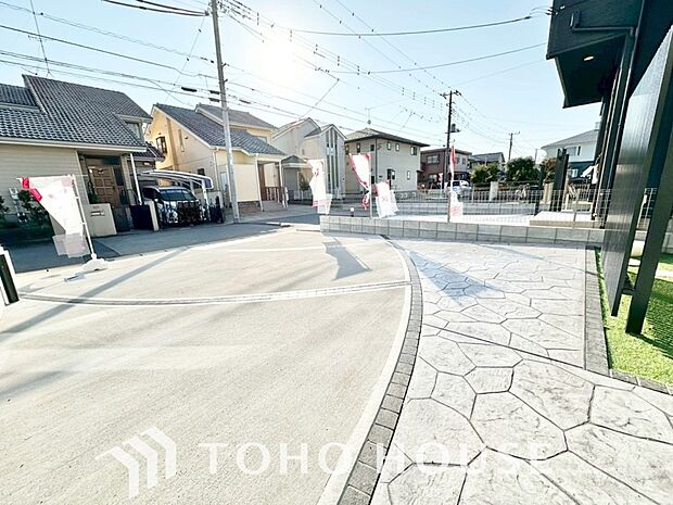 ゆったりとした駐車スペースを確保いたしましたので、大きめのお車でも駐車可能です。