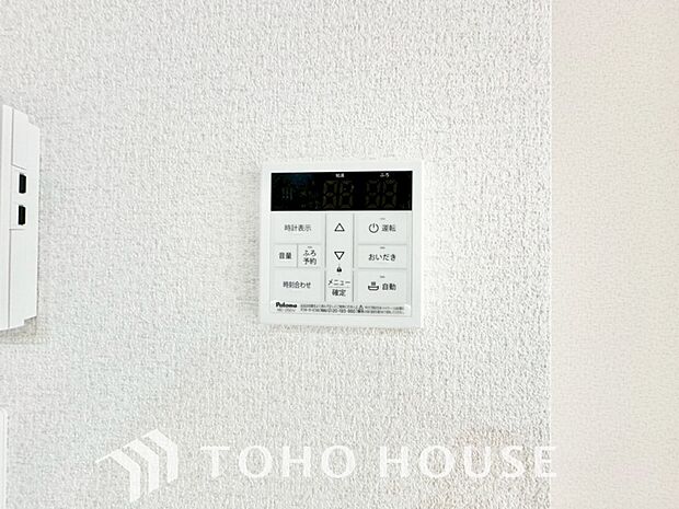 お風呂場と台所に操作リモコンがあり、キッチン近くにある給湯リモコンは、お料理の最中でもリビングで寛いでいるなかでもボタン一つで簡単に沸かせて便利ですね。