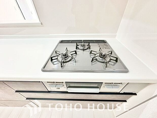 毎日料理をする、料理が好き、家族が多くて量を作る必要がある、等の方々にとっては必須の3口コンロ。同時進行で効率アップはもちろん鍋を移動する回数が減り、無駄な動きを軽減することが出来ます。