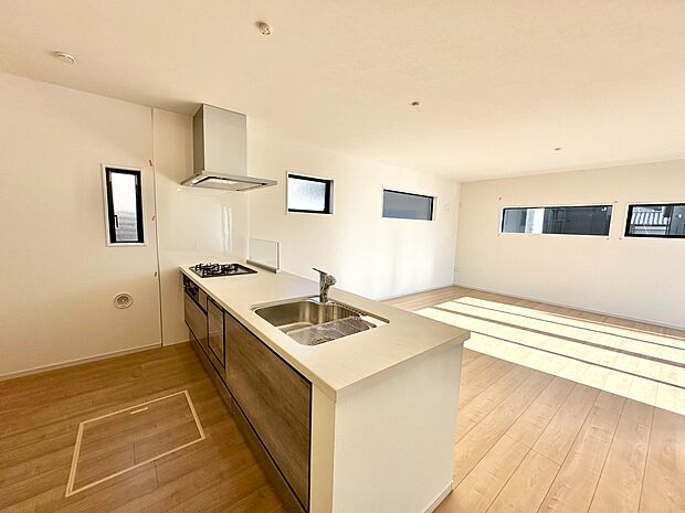 通風と採光を考慮したリビングは地域の鼓動を感じながらお寛ぎ頂くことが可能です。