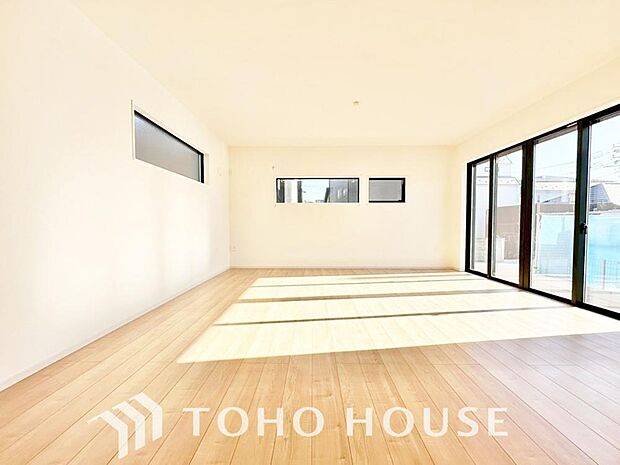 光が注がれる青い空から鮮やかに赤色にゆっくりと染まる。そんな優しい時間がここでは流れてゆく。