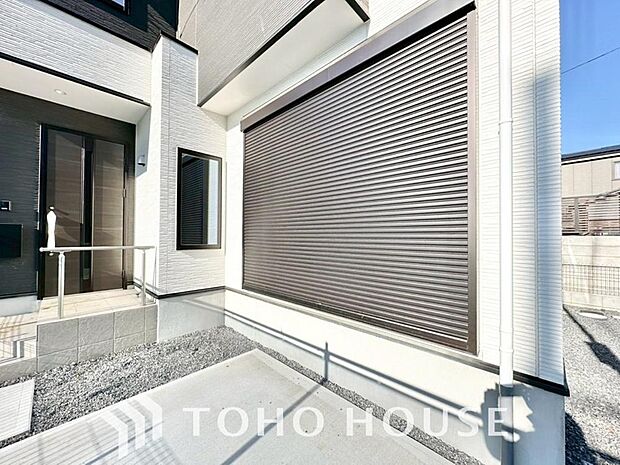 戸建にも防犯機能のシャッターを完備しております。寒い冬でも中から開閉が可能ですのでラクラクな所も便利です。