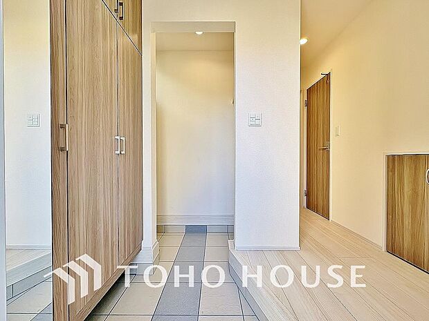 温かみのある色合いでデザインされた玄関は、優しい雰囲気です。帰りたくなる、安息の住まいです。