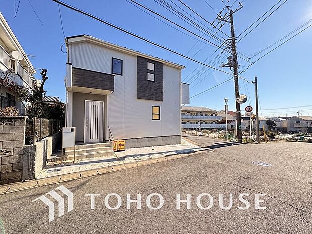 閑静な住宅地に佇む「住まい」は季節・気候・時代の背景に捉われない珠玉の空間を実現しました。