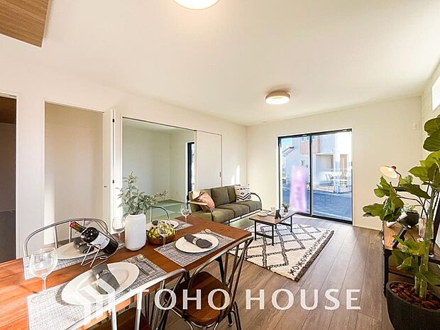 リビングも広く設け、訪れる人々を暖かく迎えてくれます。