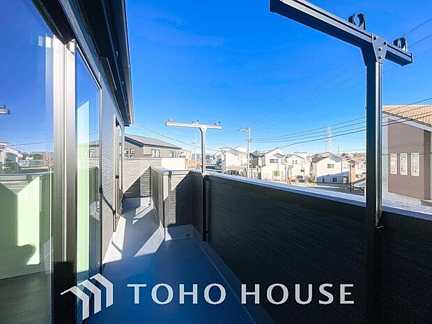 頬をなでる優しい風を感じることが出来るバルコニー。つい深呼吸をしたくなる気持ちの良い眺望です。