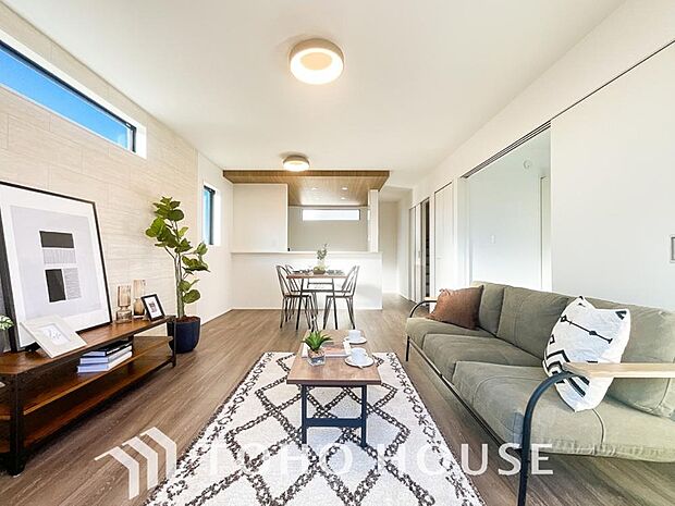 光が注がれる青い空から鮮やかに赤色にゆっくりと染まる。そんな優しい時間がここでは流れてゆく。