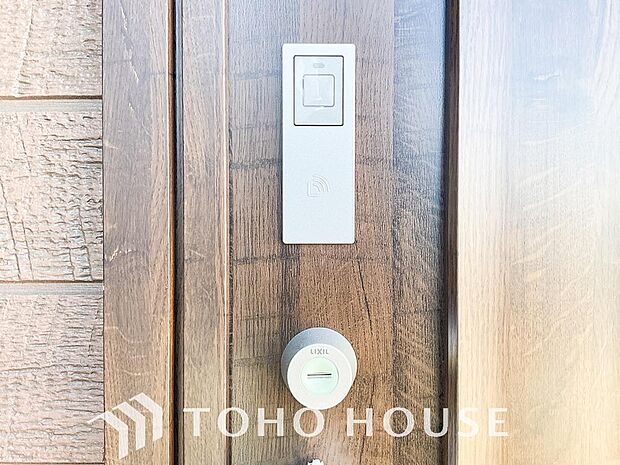 防犯対策への意識が高まっている最近では、補助錠として鍵穴のない電子錠を選ぶ方も増えています。