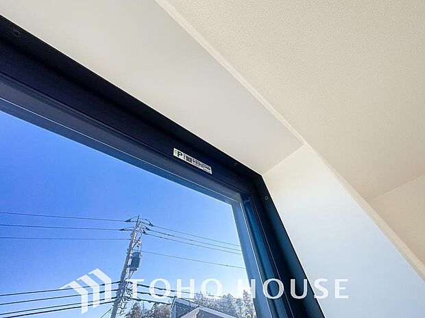 二層のガラスの間に空気層や特殊ガス層を作ることで断熱性能や結露防止効果を高めたサッシを装備してます。