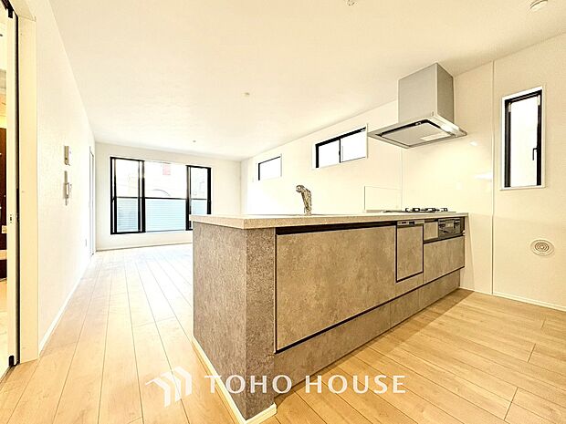 広々キッチンを採用。みんなで作った料理を召し上がりながらの会話は、どのような物になるのでしょうか。