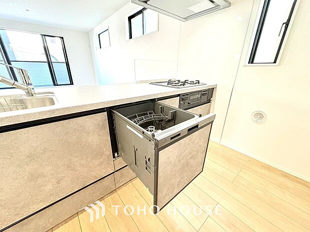 高温水や高圧水流を使う事で効率よく食器洗浄できます。殺菌効果も高いので哺乳瓶等を洗う際にも便利です。