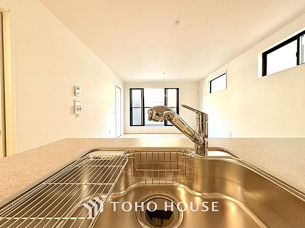 ワンタッチで浄水と原水を切り替えできる浄水器一体型水栓は水道水に含まれる有害物質を除去してくれます。