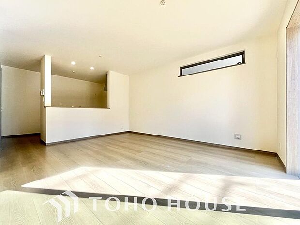 リビングも広く設け、訪れる人々を暖かく迎えてくれます。