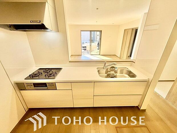 夫婦そろってキッチンに立っても調理がしやすく余裕の広さ。家事をしながら会話も弾みます。