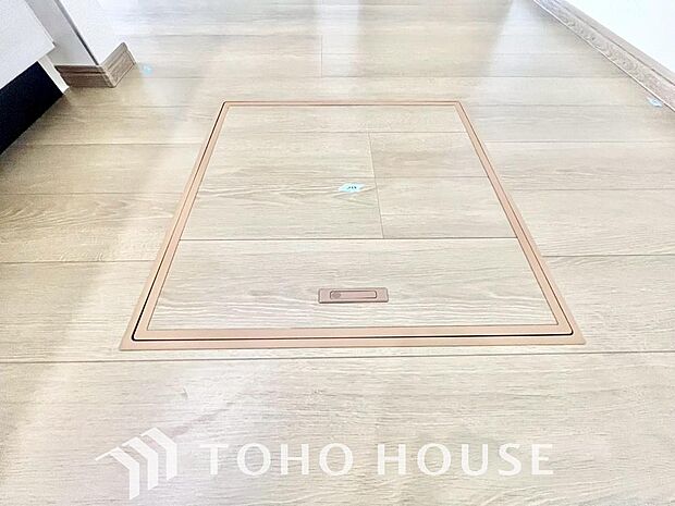 食品ストックや非常食・保存食の保管庫として活用できます。住まいの床下点検口としての役割もあります。