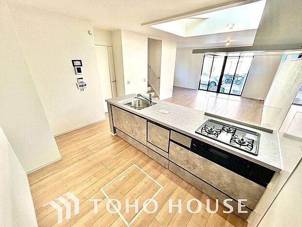 広々キッチンを採用。みんなで作った料理を召し上がりながらの会話は、どのような物になるのでしょうか。