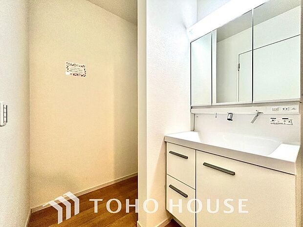 手で洗いたい大切な服など、広く使えると助かる洗面台は汚れの付きにくい形状と素材で造られております。