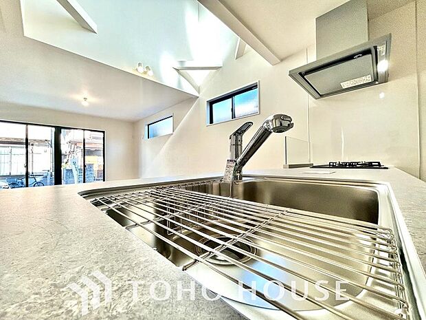 ワンタッチで浄水と原水を切り替えできる浄水器一体型水栓は水道水に含まれる有害物質を除去してくれます。