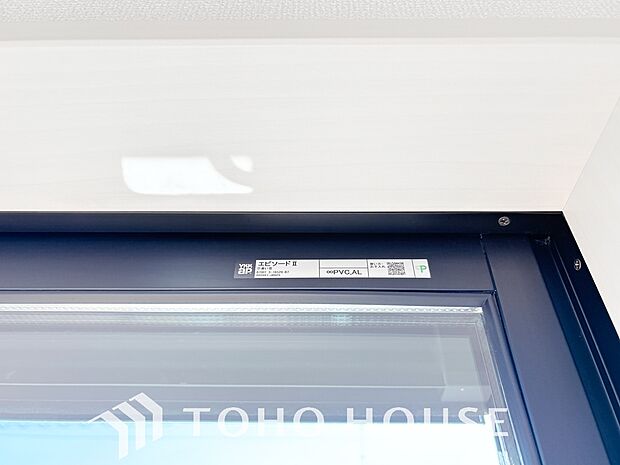 「Low-e複層ガラス」断熱複層ガラスとも呼ばれます。ガラスとガラスの間に特殊ガス層を作ることで、断熱性能や結露防止効果や紫外線カット性能を高めたガラスを採用したサッシが装備されています。