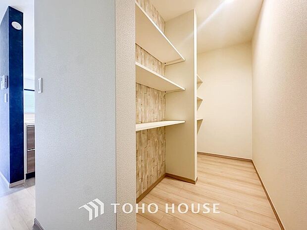 キッチン横にはパントリーを完備。ついつい買いすぎてしまった日用品や食料品のストックなどに。