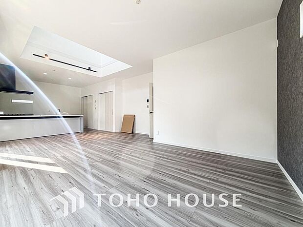 通風と採光を考慮したリビングは地域の鼓動を感じながらお寛ぎ頂くことが可能です。