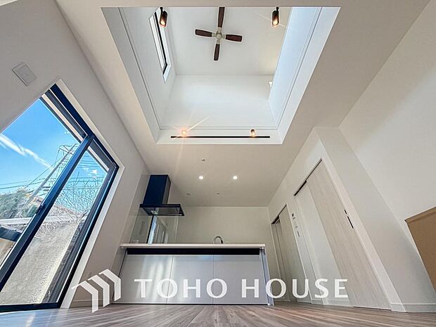 光と風があふれる開放的なリビングダイニングには自然と家族みんなが集まってきます。