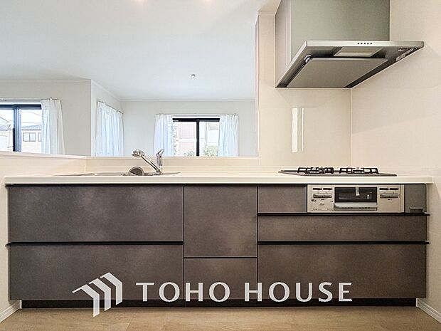 ご家族みんなで調理ができる位のスペースを実現したキッチン空間となっております。