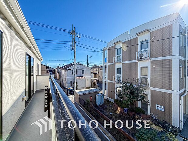 星空が地上に映りこむかのような夜景のきらめきまで、この街ならではの美しい風景の物語が室内に展開。