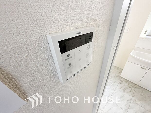お風呂場と台所に操作リモコンがあり、キッチン近くにある給湯リモコンは、お料理の最中でもリビングで寛いでいるなかでもボタン一つで簡単に沸かせて便利ですね。