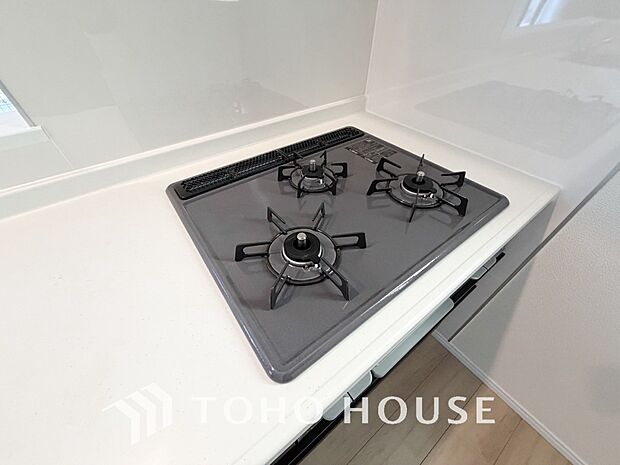 毎日料理をする、料理が好き、家族が多くて量を作る必要がある、等の方々にとっては必須の3口コンロ。同時進行で効率アップはもちろん鍋を移動する回数が減り、無駄な動きを軽減することが出来ます。