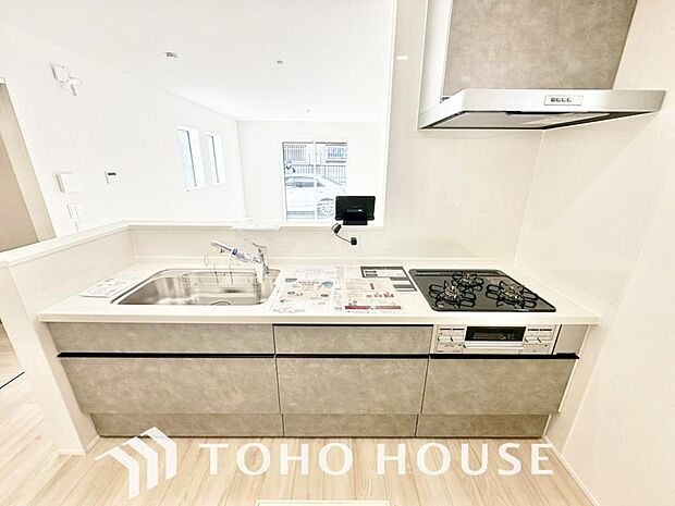 美しく使いやすいキッチン空間。優しい温もりを醸し出すキッチンは料理の為の配慮を随所に注ぎました。