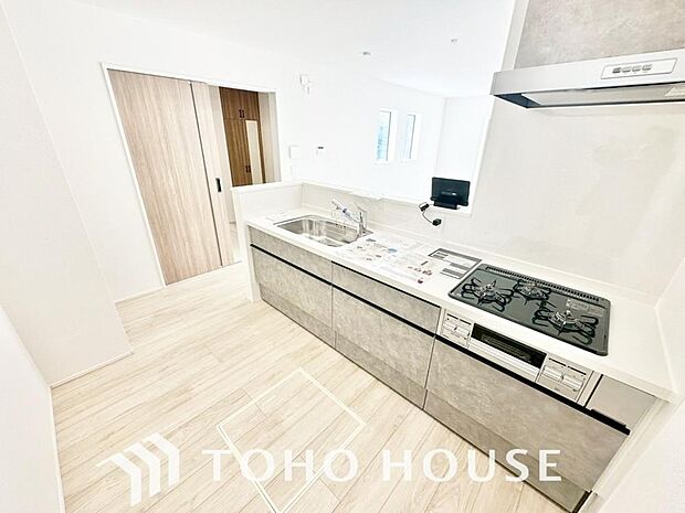 充実した収納スペースを搭載したシステムキッチンは、日々の家事がはかどります。