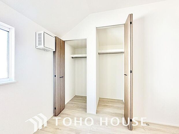 居室にはクローゼットを完備し、自由度の高い家具の配置が叶うシンプルな空間です。