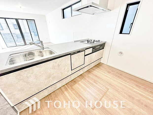 大型の冷蔵庫やレンジボードもしっかり置ける広々としたキッチンスペース。