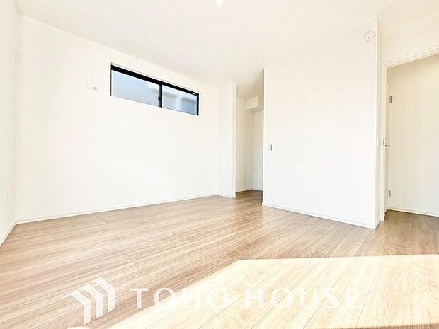 落ち着いたカラーの室内。インテリアやファブリックでお好みのテイストデザインを取り入れて頂けます。