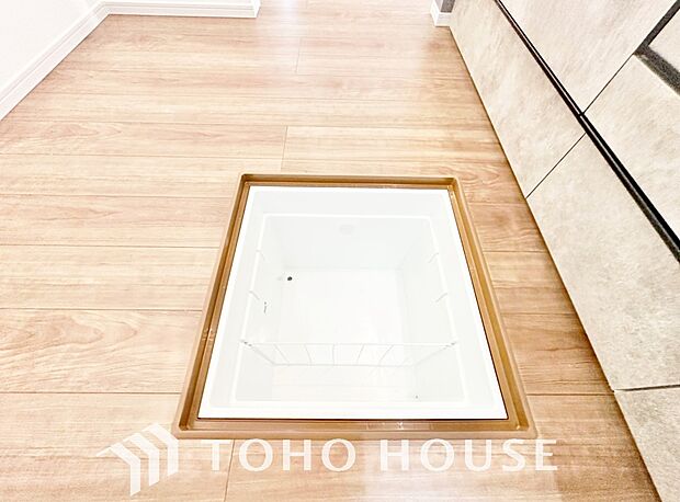 スペースを上手く活用した床下収納はあると何かと便利。食料のストック品はもちろん、掃除用具など。