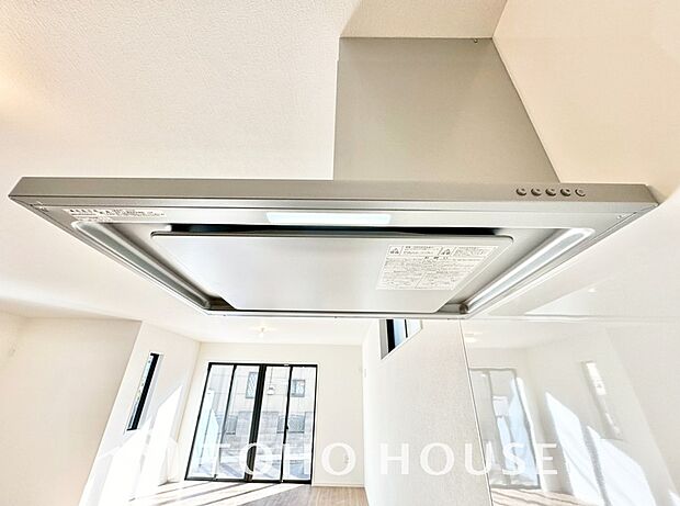 見た目すっきりのスリムタイプのレンジフード。掃除のし易さも◎です。