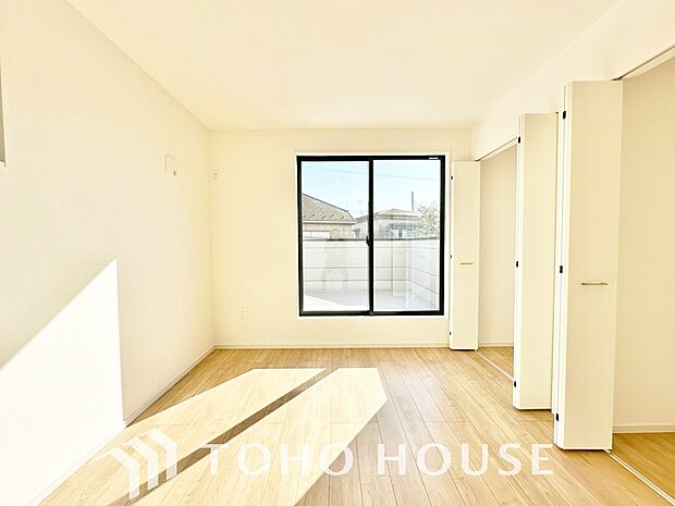 落ち着いたカラーの室内。インテリアやファブリックでお好みのテイストデザインを取り入れて頂けます。