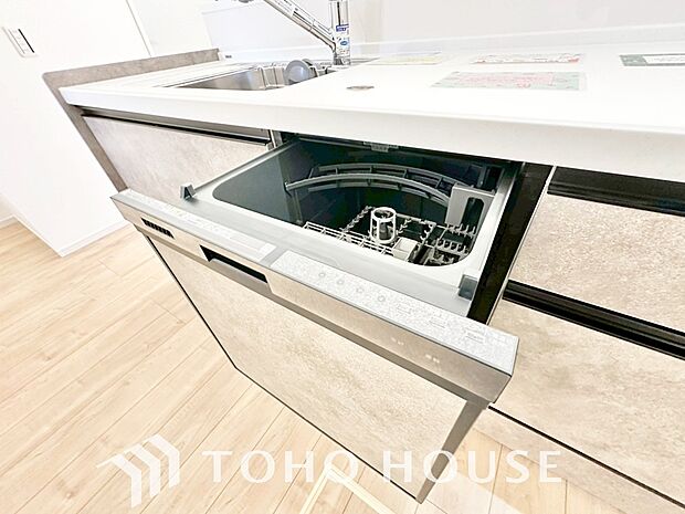 ビルトイン食洗機。高温のお湯や高圧水流を使うことにより汚れを効果的に落とすことができます。