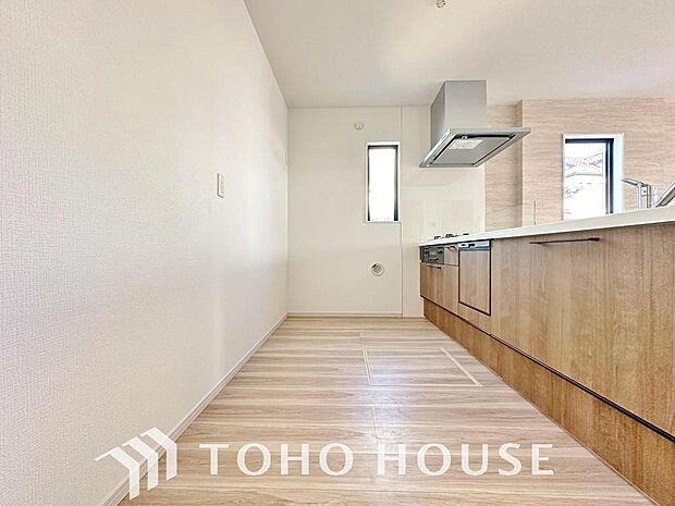 夫婦そろってキッチンに立っても調理がしやすく余裕の広さ。家事をしながら会話も弾みます。