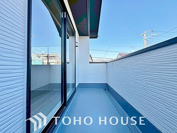 暖かい陽ざしが差込むバルコニーは、晴れた日には、洗濯物が良く乾きます。また、風通しも良好です。