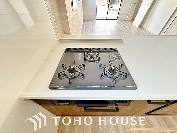 3口コンロは一度に複数のお料理を作ることができるメリットがあります。毎日のキッチンタイムを効率よく。