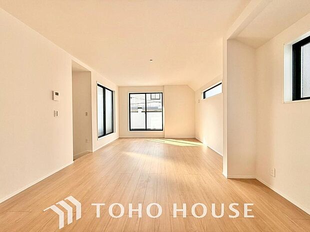 爽やかな通風と採光を存分に感じる事が出来る空間。毎日の暮らしに癒しをもたらす居心地の良いリビング。