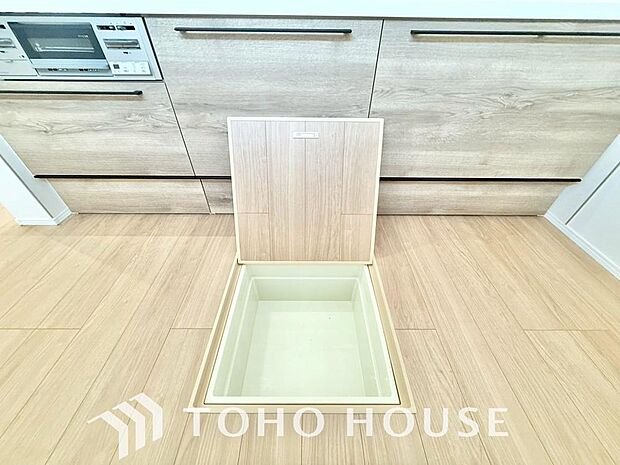床下収納の場合は使っていない空間を有効利用するので、キッチンを狭くすることなく収納場所を増やせます。