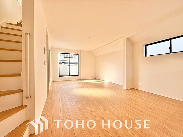 明るく穏やかな空気の中で飲んだり、食べたり、笑ったり。一日の中で多くの時間を過すことになるリビング。