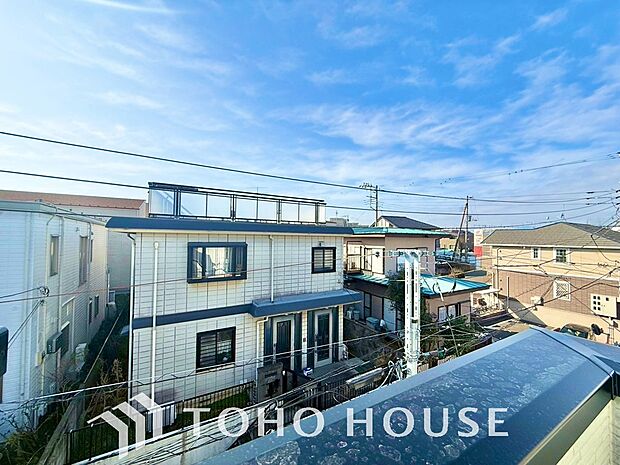 青空を感じられるバルコニーには爽やかな風が吹き抜け、周辺には戸建住宅街の景色が広がります。