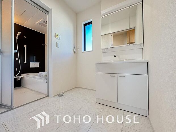 身だしなみのチェックがしやすい大きな鏡、下には収納がたっぷり。スッキリとした空間を演出いたします。